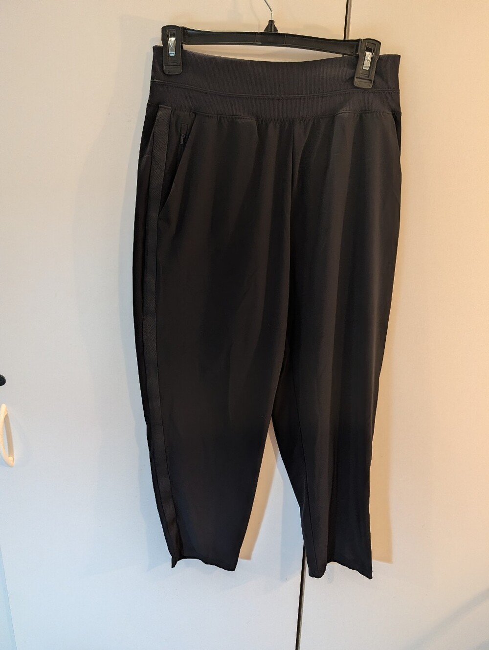 Athleta Woman's Size 10 Nolita Slim Tapered Black Crop